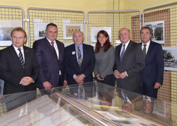 Ausstellungseröffnung in Bruck: Der slowenische Botschafter Dr. Andrej Rathen, Verteidigungsminister Mag. Hans Peter Doskozil, Kurator Friedrich Petznek, die slowenische Verteidigungsministerin Andreja Katic, Landeshauptmann Dr. Erwin Pröll und der Brucker Bürgermeister Richard Hemmer (v. l. n. r. ).