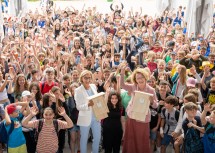 Landeshauptfrau Johanna Mikl-Leitner und Landesrätin Christiane Teschl-Hofmeister feierten mit den rund 1.000 Schülerinnen und Schülern die erfolgreiche Aktion „Fledermauskästen“ auf der Garten Tulln.