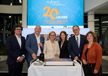 Beim Fest zum 20-jährigen Jubiläum des niederösterreichischen Inkubators accent am Flughafen Wien-Schwechat (v.l.n.r.): Gerfried Brunner (Geschäftsführer Austria Wirtschaftsservice), Michael Moll (Geschäftsführer accent), Landeshauptfrau Johanna Mikl-Leitner, Henrietta Egerth-Stadlhuber (Geschäftsführerin der Forschungsförderungsgesellschaft), Günther Ofner (Vorstandsdirektor Flughafen) und Doris Agneter (Geschäftsführerin tecnet equity).