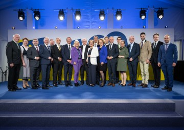 NV-Generaldirektor Stefan Jauk mit den NV-Vorstandsdirektoren Bernhard Lackner und Christian Freibauer beim Gruppenfoto anlässlich 100 Jahre NV mit u. a. Landeshauptfrau Johanna Mikl-Leitner, den LH-Stellvertretern Stephan Pernkopf und Udo Landbauer, den Landesräten Ludwig Schleritzko, Christiane Teschl-Hofmeister, Susanne Rosenkranz und Christoph Luisser, Landtagspräsident Karl Wilfing, Zweiter Landtagspräsident Gottfried Waldhäusl sowie den Bundesministern Klaudia Tanner und Gerhard Karner. 