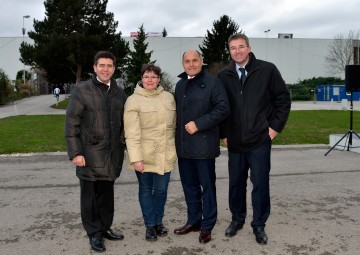 Das im Bau befindliche Gartenkompetenzzentrum auf dem Messegelände Tulln feierte im Dezember die Dachgleiche. Im Bild von links nach rechts: Bürgermeister Mag. Peter Eisenschenk, Christa Lackner von „Natur im Garten“, Landeshauptmann-Stellvertreter Mag. Wolfgang Sobotka und Mag. Wolfgang Strasser von der Messe Tulln