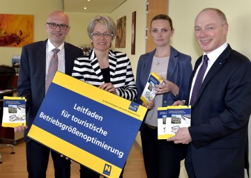 Im Bild von links nach rechts:  Mag. Georg Bartmann - Leiter der Gruppe Wirtschaft, Tourismus und Sport beim Amt der NÖ Landesregierung, Landesrätin Dr. Petra Bohuslav, Mag. Claudia Glück - ecoplus sowie ecoplus Geschäftsführer Mag. Helmut Miernicki