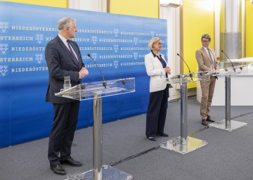 Landesrat Martin Eichtinger, Landeshauptfrau Johanna Mikl-Leitner und Bundesminister Martin Polaschek bei der Präsentation des blau-gelben Landesstipendiums.
