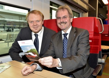 Präsentierten den neuen ÖBB cityjet: DI Michael Fröhlich, Regionalmanager der ÖBB-Personenverkehr AG, und Verkehrs-Landesrat Mag. Karl Wilfing. (v.l.n.r.)