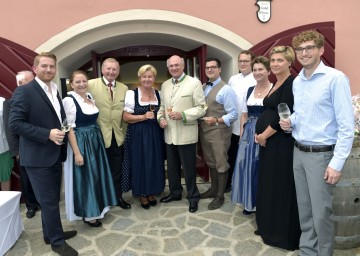 Feierten die Eröffnung der „Hofmeisterei Hirtzberger“ in Wösendorf: Sohn Franz Junior Hirtzberger, Tochter Mag. Johanna Hirtzberger, Hausherr Franz Hirtzberger, Elisabeth Pröll, Landeshauptmann Dr. Erwin Pröll, die Pächter Hartmuth Rameder und Erwin Windhaber, Irmgard Hirtzberger, Schwiegertochter Theresa Hirtzberger und der jüngste Sohn Mathias Hirtzberger. (v.l.n.r.)