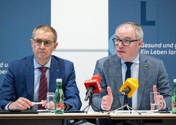 (v.r.) LH-Stellvertreter Stephan Pernkopf und NÖ LGA Vorstand Alfred Zens bei der Präsentation des Investitionsprogrammes in die NÖ Landeskliniken.