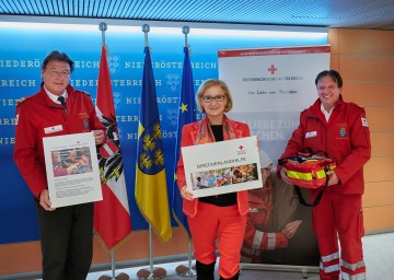 Im Bild von links nach rechts: Der Präsident des Roten Kreuzes Niederösterreich, Josef Schmoll, Landeshauptfrau Johanna Mikl-Leitner und Landesrettungskommandant Werner Kraut.