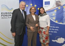 (v.l.) EFW-Präsident Martin Eichtinger, Landeshauptfrau Johanna Mikl-Leitner und Huberta Heinzel vom Europäischen Parlament in Wien.
