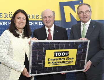 \"100 Prozent erneuerbarer Strom in Niederösterreich\": Monika Langthaler, Landeshauptmann Dr. Erwin Pröll und Landesrat Dr. Stephan Pernkopf (v. l. n. r.).