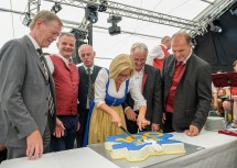Beim Anschneiden der Jubiläumstorte anlässlich "100 Jahre Niederösterreich".