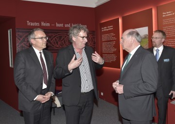 Schallaburg-Geschäftsführer Kurt Farasin, Gunnar Andersson (Chefkurator Swedish History Museum) und Landeshauptmann Dr. Erwin Pröll beim Rundgang durch die Ausstellung (v.l.n.r.)