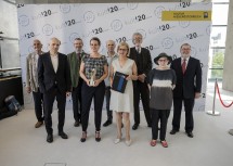 Erste Reihe von links nach rechts: Harald Höller und Corinna Töll (Würdigungspreisträger Architektur), Landeshauptfrau Johanna Mikl-Leitner, Waltraud Haas (Würdigungspreisträgerin Literatur).
Zweite Reihe von links nach rechts: Hans-Joachim Roedelius (Würdigungspreisträger Musik), Franz Huber (Würdigungspreisträger Volkskultur und Kulturinitiativen), Thomas Freiler (Würdigungspreisträge Medienkunst – künstlerische Fotografie), Peter Coreth (Würdigungspreisträger Erwachsenenbildung), Friedrich Polleroß (Würdigungspreisträger Sonderpreis)