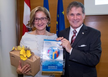 Governor Arno Kronhofer überreichte Landeshauptfrau Johanna Mikl-Leitner einen Wimpel mit dem Jahresmotto der Rotarier „Rotary – making a difference“ („Rotary – macht den Unterschied“). 