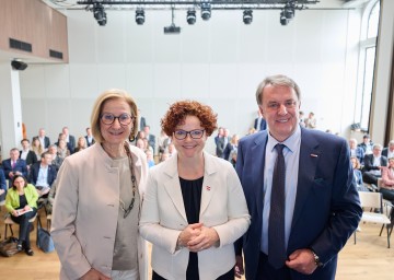 Landeshauptfrau Johanna Mikl-Leitner, Staatssekretärin Elisabeth Zehetner und Wirtschaftskammer-Präsident Wolfgang Ecker bei der Dialogrunde zur neuen Tourismusstrategie „Vision T“ in Niederösterreich (v.l.n.r.)