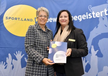 Sportlandesrätin Dr. Petra Bohuslav und Mag. Ilse Stöger, Leiterin der Abteilung Sport beim Amt der NÖ Landesregierung, präsentierten das neue Sportfördersystem für das Bundesland Niederösterreich (v.l.n.r.)