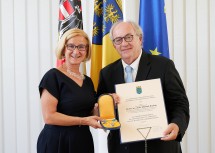 Prof. Dr. Michael Brainin erhielt von der Landeshauptfrau das „Silberne Komturkreuz des Ehrenzeichens für Verdienste um das Bundesland Niederösterreich“.