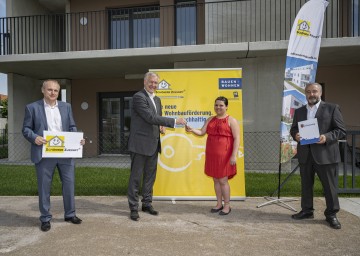 Mag. Roman Herzog (Prokurist Schönere Zukunft), Landesrat Martin Eichtinger, Frau Jessica Bruck und Herr Bürgermeister Ing. Alois Zetsch