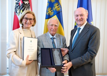 Landeshauptfrau Johanna Mikl-Leitner, Jubilar Gunnar Prokop mit dem Gläsernen Leopold und Landeshauptmann a.D. Erwin Pröll.