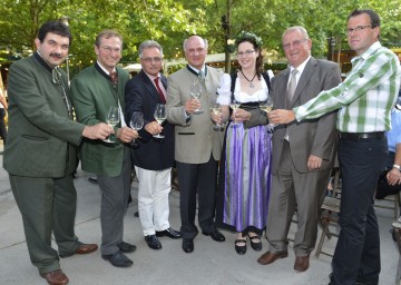 Winzer Josef Piriwe, Weinfestobmann Ing. Andreas Schafler, Vizebgm. und LAbg. Franz Gartner, LH Dr. Erwin Pröll, die Ortsweinkönigig von Tattendorf, Anna I., Bgm. Friedrich Knotzer und Weinbauvereinsobmann Robert Alphart (vlnr) nahmen gestern, 28. Juni, an der Eröffnung des 43. Weinfests in Traiskirchen teil.