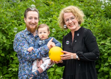 Familien-Landesrätin Christiane Teschl-Hofmeister und Richard Pichler mit seinem Sohn Oskar.