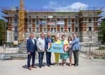 Von links nach rechts: Ortsvorsteher Mauer-Greinsfurth Manuel Scherscher, Bürgermeister Christian Haberhauer, Landtagsabgeordneter Bernhard Ebner, Landeshauptfrau Johanna Mikl-Leitner, Moststraßen-Obfrau Michaela Hinterholzer, Regina Bauer (Landesklinikum Mauer) und Erwin Klissenbauer (Geschäftsführer Schallaburg KulturbetriebsgesmbH)