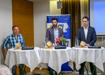 Bei der Pressekonferenz im Mostlandhof in Purgstall/Erlauf (v.l.n.r.): Judo-Trainer Thomas Lampl, LH-Stellvertreter Udo Landbauer und Judo Landesverband NÖ Präsident Thomas Stückler.
