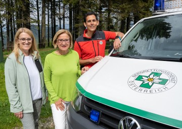 (v.l.) Landesrätin Ulrike Königsberger-Ludwig, Landeshauptfrau Johanna Mikl-Leitner und der Landesleiter der Bergrettung NÖ/W, Matthias Cernusca.