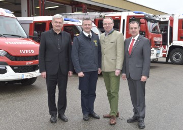 Feuerwehren schaffen ihre Geräte künftig sparsamer an: VP-Gemeindevertreterpräsident Mag. Alfred Riedl, NÖ-Landesfeuerwehrkommandant Dietmar Fahrafellner, Landesrat Dr. Stephan Pernkopf und SP-Gemeindevertreterpräsident Rupert Dworak (v.l.n.r.)