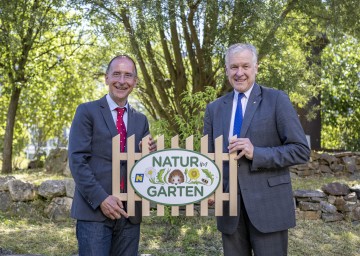 Meinungsforscher Peter Filzmaier und Landesrat Martin Eichtinger bei der Präsentation der „Natur im Garten“-Umfrage im Schaugarten des Museum Niederösterreich.