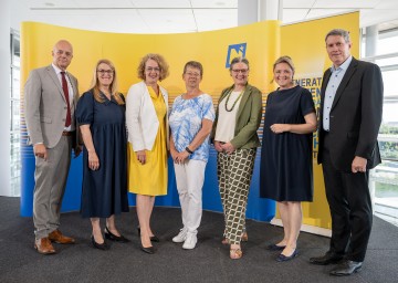 Foto (v.l.n.r.): Universitätsprofessor Wolfgang Mazal, Landesrätin Ulrike Königsberger-Ludwig, Landesrätin Christiane Teschl-Hofmeister, Leiterin Andrea Richter (Bildungsdirektion für NÖ, Schulpsychologie), Leiterin Hedwig Wölfl (Kinderschutzorganisation „die möwe“), Landesrätin Susanne Rosenkranz und Kinderrechtsexperte Helmut Sax