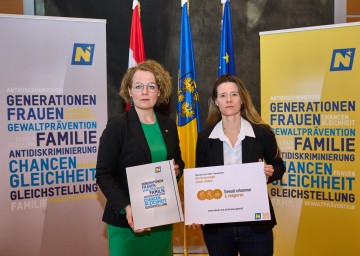 Landesrätin Christiane Teschl-Hofmeister und Elisabeth Cinatl, Sprecherin der NÖ Mädchen- und Frauenberatungsstellen, präsentierten in St. Pölten ein neues Gemeindepaket gegen Gewalt an Frauen (v.l.n.r.).