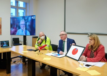 Corona-Lagebesprechung im Palais Niederösterreich Wien: Landesrätin Ulrike Königsberger-Ludwig, LH-Stellvertreter Stephan Pernkopf, Christof Constantin Chwojka und am Bildschirm Karl Zwiauer (v.r.n.l.)