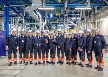Gruppenfoto rund um Landeshauptfrau Johanna Mikl-Leitner in der neuen Produktionshalle.