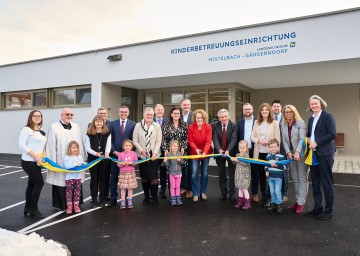 Mit tatkräftiger Unterstützung der Kids wurde die neu gebaute Kinderbetreuungseinrichtung des LK Mistelbach-Gänserndorf in Mistelbach feierlich eröffnet.