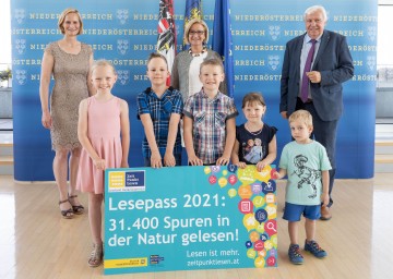 BhW-Geschäftsführerin Therese Reinel (von links), Landeshauptfrau Johanna Mikl-Leitner und Bildungsdirektor Johann Heuras mit Lesepass-Gewinnerkindern.