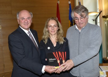 Landeshauptmann Dr. Erwin Pröll mit dem Autor Peter Turrini und Bettina Hering, der künstlerischen Leiterin des Landestheaters Niederösterreich.