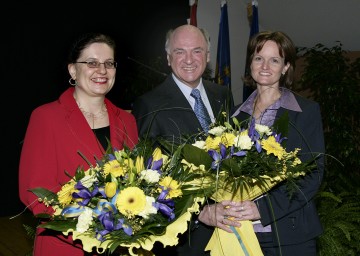 Offizielle Amtsübergabe an der Bezirkshauptmannschaft Scheibbs: Im Bild Landeshauptmann Dr. Erwin Pröll mit der bisherigen Bezirkshauptfrau Dr. Anna-Margaretha Sturm (links im Bild) und ihrer Nachfolgerin Mag. Martina Gerersdorfer.