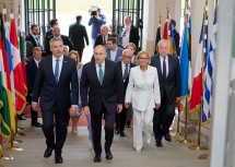Am Aufgang zur Kaiserstiege im Stift Göttweig, im Bild von links nach rechts: Bundeskanzler Karl Nehammer, der bulgarische Präsident Rumen Radev, Landeshauptfrau Johanna Mikl-Leitner und EFW-Präsident Martin Eichtinger.