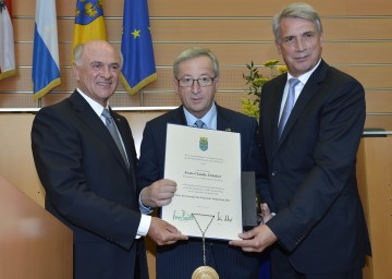 Verleihung des \"ERI Prix\" an Premierminister Jean-Claude Juncker durch Landeshauptmann Dr. Erwin Pröll und Rektor Dr. Jürgen Willer.
