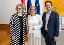 (v.l.) Landesrätin Christiane Teschl-Hofmeister, Landeshauptfrau Johanna Mikl-Leitner und Bildungsminister Christoph Wiederkehr