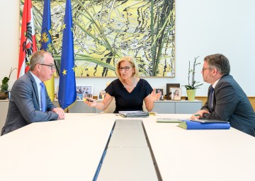 Im Bild: Landeshauptfrau Johanna Mikl-Leitner mit LH-Stellvertreter Stephan Pernkopf und Landesrat Ludwig Schleritzko.