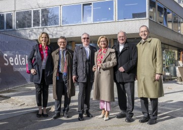 Baustellenbesichtigung Pfeilheim in Wien: Vorstandsmitglied Ulrike Farnik, Generalsekretär Bernhard Tschrepitsch, Vorstandsmitglied Otto Huber, Landeshauptfrau Johanna Mikl-Leitner, Diözesanbischof Alois Schwarz und Akademikerhilfe-Obmann Christian Sonnweber (v.l.n.r.)