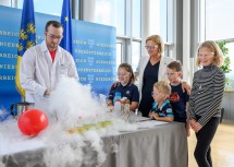 LH Johanna Mikl-Leitner ist überzeugt: „Das Programm von ‚Science goes School‘ ermöglicht Niederösterreichs Schülerinnen und Schülern jedes Mal aufs Neue spannende Einblicke in die Welt der Wissenschaft.“