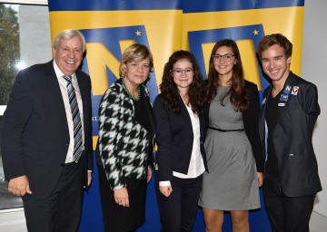 Landesschulrats-Präsident Mag. Johann Heuras, Bildungs-Landesrätin Mag. Barbara Schwarz, die beiden Maturantinnen Julia Kratzer und Melanie Liebscher (beide BG/BRG Lilienfeld) sowie Versehrtensportler Andreas Onea bei der Ehrung der Maturantinnen und Maturanten im Festspielhaus St. Pölten. (v.l.n.r.)