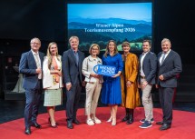 (v.l.n.r.) Feri Schwarz (Bgm. Bad Schönau), Maria Großbauer (GF Stadttheater Wr. Neustadt), Michael Duscher (GF NÖ Werbung), Landeshauptfrau Johanna Mikl-Leitner, Mariella Klement-Kapeller (GF Destination Wiener Alpen), Alexandra Steharnig-Staudinger (GF Österreich Werbung), Stefan Görg (Inhaber Restaurant Görg) und Christian Blazek (Obmann Tourismusverband Semmering-Rax-Schneeberg).
