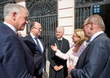 Landeshauptfrau Johanna Mikl-Leitner im Gespräch mit Präsident Martin Eichtinger, Minister Miroslav Wlachovský, Abt Columban Luser und Vizepräsident Othmar Karas.