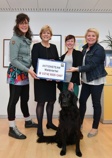 Im Bild von links nach rechts: Claudia Dielacher (Obfrau Verein „5 Sinne“), Landesrätin Mag. Barbara Schwarz, Tamara Trombitas (Verein „5 Sinne“), Martina Strobl (Leiterin Aktionsteam Waldviertel) und Therapiehund Tartufo (Verein „5 Sinne“) freuen sich auf die Entstehung einer neuen Tagesbetreuungseinrichtung im Waldviertel