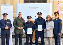 Bundespolizeidirektor Michael Takacs, Bundesminister Gerhard Karner, die Aspiranten Kerstin Sommerlechner und Benjamin Prager, Landeshauptfrau Johanna Mikl-Leitner und Landespolizeidirektor Franz Popp (v.l.n.r.).