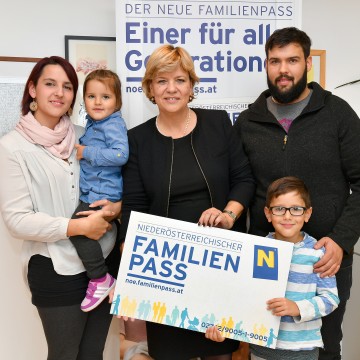 Cornelia Brad mit Tochter Alina Brad, Landesrätin Mag. Barbara Schwarz, Christian Böswart und Jaron Brad freuten sich im Jahr 2016 über den 8.000. Neuantrag des NÖ Familienpasses(v. l. n. r.)