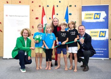 LR Christiane Teschl-Hofmeister, LR Jochen Danninger und Kinder der VS Langenzersdorf